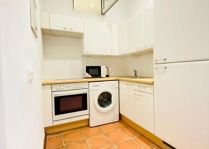 Spacious 2br 7 Min From Westbahnhof Apartment