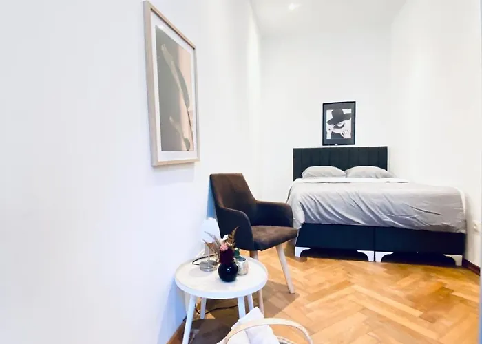 Spacious 2br 7 Min From Westbahnhof Apartment